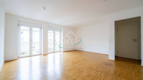 Wohnzimmmer - Moderne 3-Zimmer-Wohnung mit Südbalkon, Parkettboden und Carport
