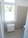 Kleines, saniertes Duschbad mit Fenster - 