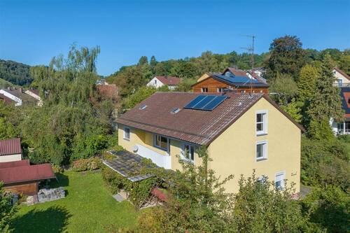 Bild 1 - Großzügiges Zweifamilienhaus auf schönem Grundstück mit genügend Platz für Ihre Ideen