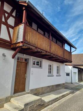 Hauseingang und Hochbalkon - 