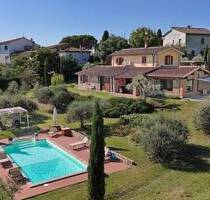 Cortona ! Fein renoviertes Landhaus in ruhiger Lage mit Pool I Immobilie Toskana