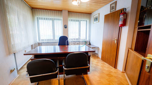 Büroraum - Gepflegtes Büro mit WC und großer Fensterfront