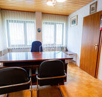 Gepflegtes Büro mit WC und großer Fensterfront - Rosengarten-Westheim