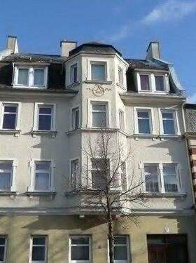 Hausansicht - Wie wärs damit? Viel Platz in der großen Vier-Zimmer-Wohnung