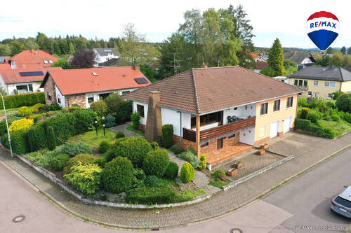 RE/MAX Immobilien DeLux - Charmanter Bungalow mit Stil in Losheim am See