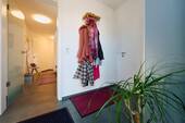Eingangsbereich mit Blick zum Flurbereich - 