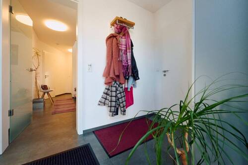 Eingangsbereich mit Blick zum Flurbereich - 