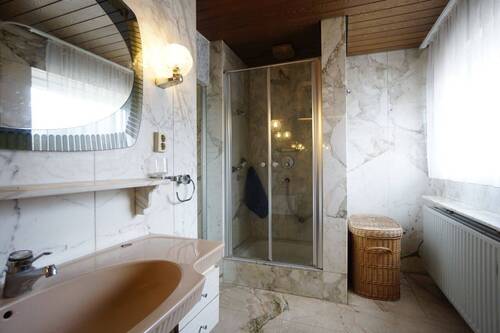 Bad mit Dusche, Wannwe und Bidet - 