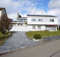 Freistehendes, geräumiges Einfamilienhaus mit 2 Garagen und PKW-Stellplatz - Pliezhausen