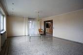 Wohnzimmer mit Steinboden - Einfamilienhaus mit 196,00 m&sup2; in Pliezhausen zum Kaufen