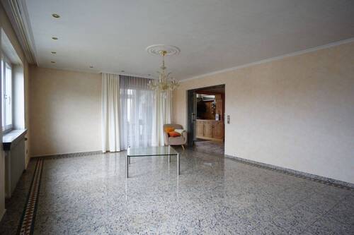 Wohnzimmer mit Steinboden - Einfamilienhaus mit 196,00 m&sup2; in Pliezhausen zum Kaufen