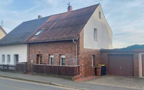 Außenansicht - Kleines Zuhause mit Potenzial - 82.000,00&nbsp;EUR Kaufpreis, ca.&nbsp; 70,00&nbsp;m&sup2;&nbsp;Wohnfl&auml;che