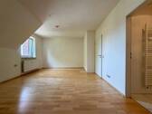 Schlafzimmer mit Zugang zum Badezimmer - 