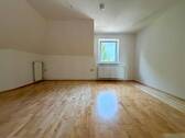 Schlafzimmer mit Zugang zum Badezimmer - 