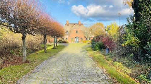 Auffahrt 2 - 4 Zimmer Einfamilienhaus in Aukrug