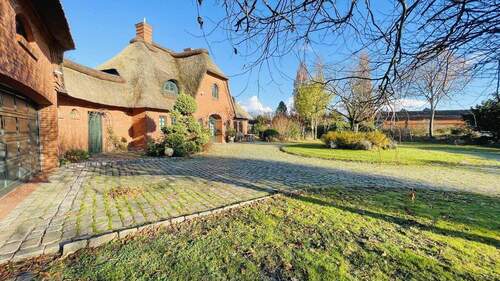 Auffahrt mit Doppelgarage - Einfamilienhaus mit 201,90 m² in Aukrug zum Kaufen