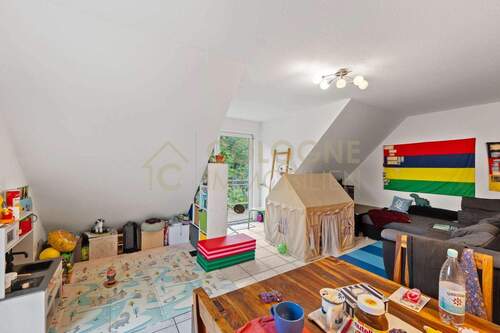 Ess- und Wohnbereich mit Zugang zum Balkon - 