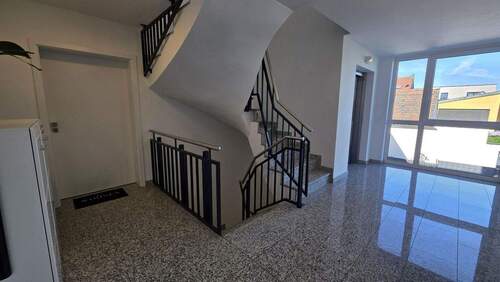 Treppenhaus mit Aufzug - 