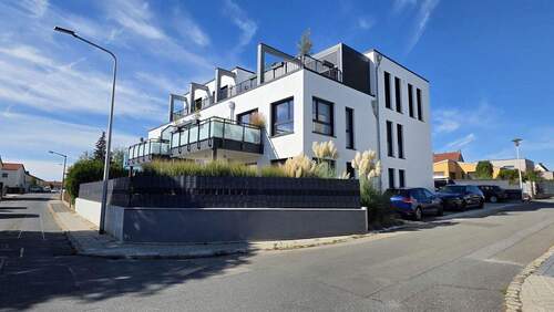 Bild 2 - Wunderschöne, neuwertige 3-ZW mit großem Balkon,Tageslichtbad & EBK in Zirndorf