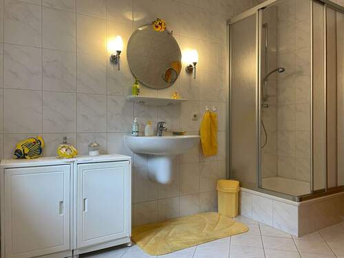 Vollbad mit Wanne und Dusche - 