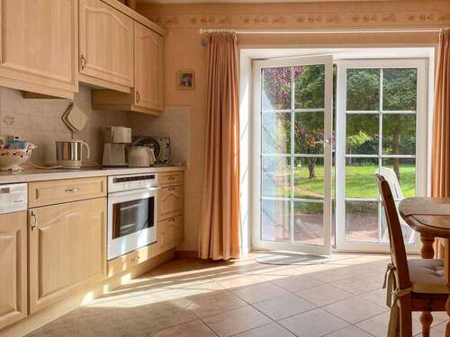 Küche mit Terrassenzugang - 4 Zimmer Einfamilienhaus in Langendorf