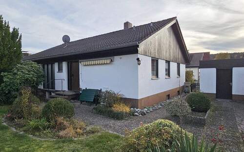 Außenansicht Eingang und Garage - 4 Zimmer Einfamilienhaus in Heinersreuth