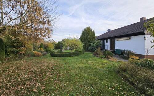 Außenansicht Eingangsbereich und Garten - Einfamilienhaus mit 114,00 m&sup2; in Heinersreuth zum Kaufen