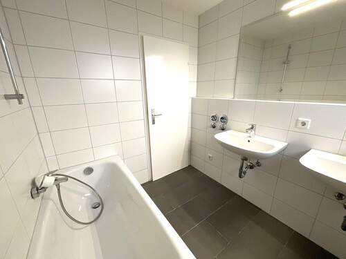 Bad - 3-Zimmer-Wohnung mit Balkon, Lift und TG-Stellplatz