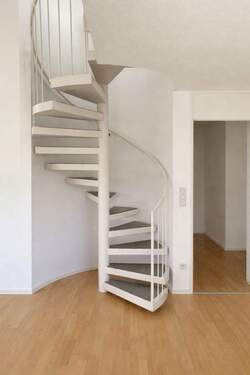 Treppe zur Galerie - 