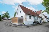 Aussenansicht - Liebevoll modernisiertes Bauernhaus mit historischem Fachwerkcharme und modernem Wohnkomfort