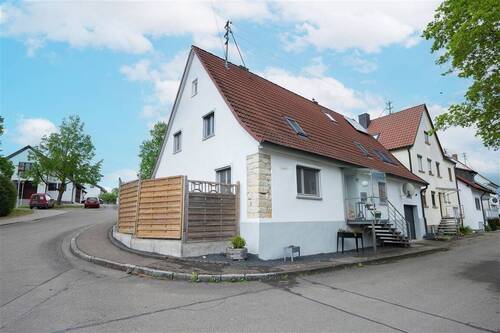 Aussenansicht - Liebevoll modernisiertes Bauernhaus mit historischem Fachwerkcharme und modernem Wohnkomfort