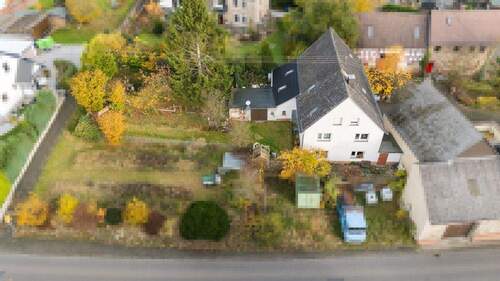 Blick auf das Bauernhaus - Alles an einem Platz: Bauernhaus mit kleiner Scheune, Werkstatt & Garten in Quirnbach (Selters)
