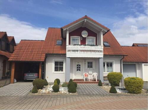 Hausansicht - Schönes Einfamilienhaus mit Carport und Garage