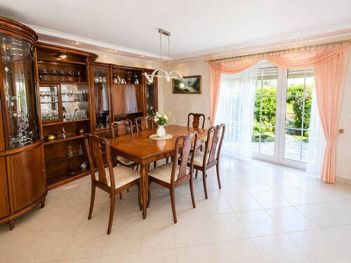 Wohnzimmer - 6 Zimmer Einfamilienhaus zum Kaufen in Langenzenn