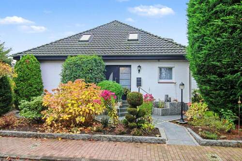 Haus vorne - 7 Zimmer Einfamilienhaus zum Kaufen in Bardowick