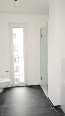Modernes Bad mit Fenster - 
