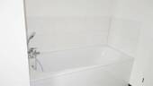 Modernes Wannenbad mit Dusche - 
