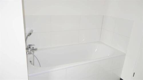 Modernes Wannenbad mit Dusche - 