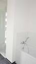 Modernes Wannenbad mit Dusche - 