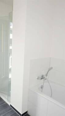 Modernes Wannenbad mit Dusche - 
