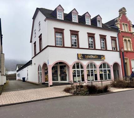 Ansicht Hauptstrasse - Gewerbe- und Wohnimmobilie: Gewerbeeinheit, Spielhalle, zwei Wohnungen, große weitere Lagerflächen in Konz nahe Luxemburg