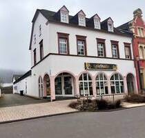 Gewerbe- und Wohnimmobilie: Gewerbeeinheit, Spielhalle, zwei Wohnungen, große weitere Lagerflächen in Konz nahe Luxemburg