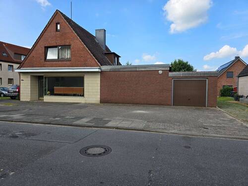 Straßenansicht.jpg - Das Haus der vielen Möglichkeiten – Wohnen, Arbeiten, Leben