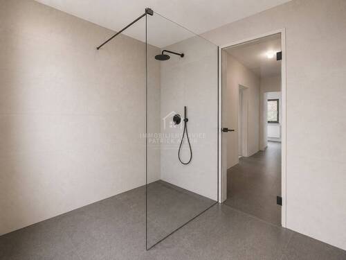 KI Bild - Badezimmer Blick Richtung Dusche - 3 Zimmer Etagenwohnung in Fulda
