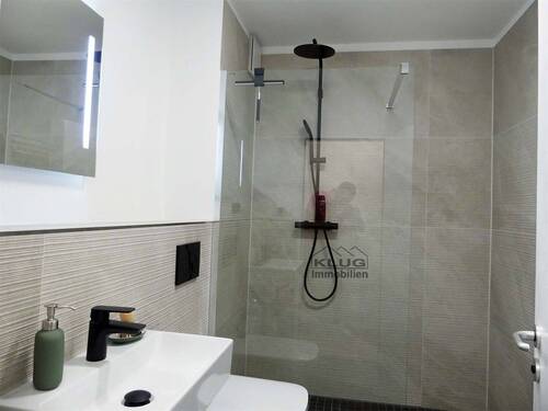 Modernes Wannenbad WC - 