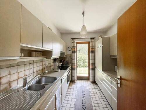 Einbauküche mit Zugang zum Garten - 