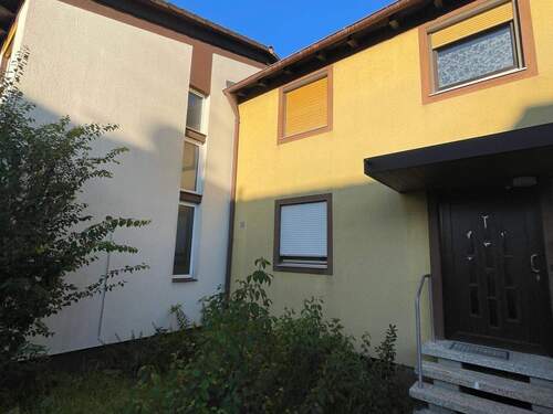 Außenansicht - Reihenmittelhaus mit Garten und Garage in ruhiger Lage