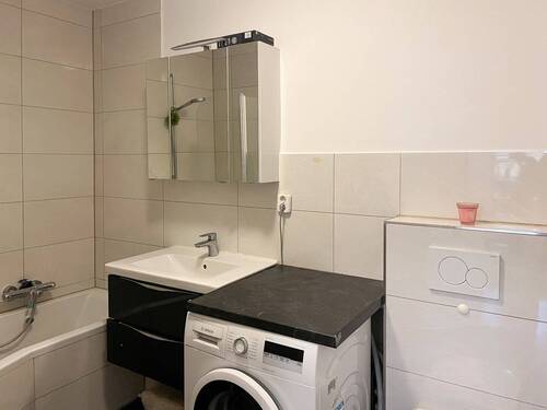 Bad mit Wanne und Waschmaschine - 