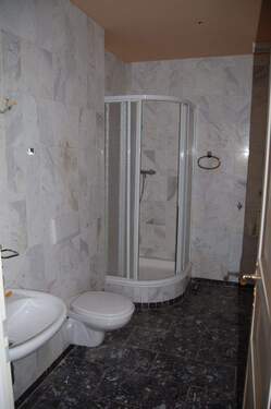 WC-Raum mit Dusche - 