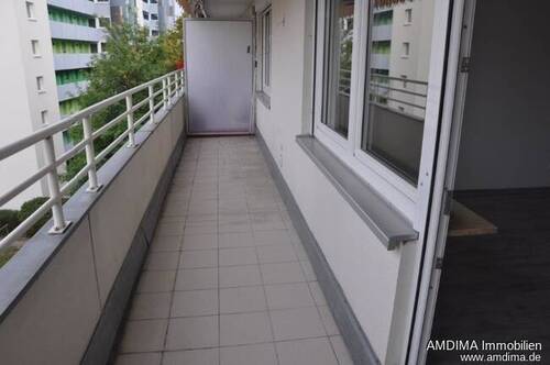 Großer Balkon - 2-Zimmer-Wohnung, neu renoviert und bereit für den Einzug